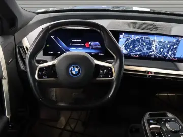 BMW iX xDrive40 AHK schwenkbar Panoramadach