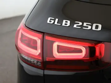 MERCEDES-BENZ GLB 250 8G AMG 7S LED Pano Digi Navi A&hellip;