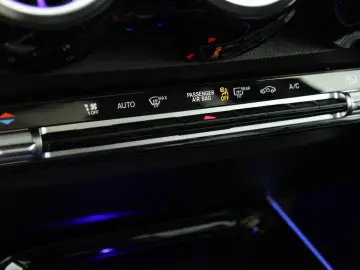 MERCEDES-BENZ GLB 250 8G AMG 7S LED Pano Digi Navi A&hellip;