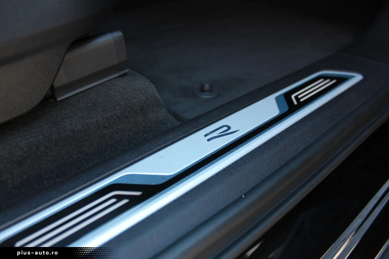 VW Touareg R-Line IQ LED Stdhzg AHK DynAud Luft 21