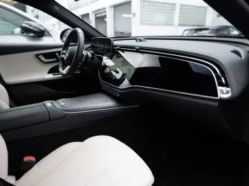 MERCEDES-BENZ E 220 d 4M AMG-Sport Super Pano Burm AHK Night