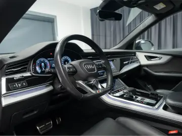 Audi Q8 S line