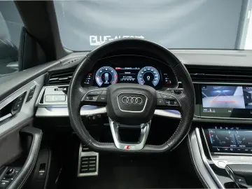 Audi Q8 S line