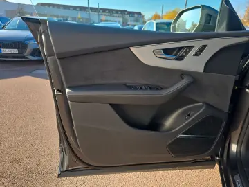 AUDI Q8 45 TDI qu S line MATRIX AIR STANDHZG AHK 21