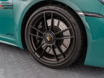 PORSCHE 992 Carrera GTS Cabriolet PTS Smyrnagreen Lift