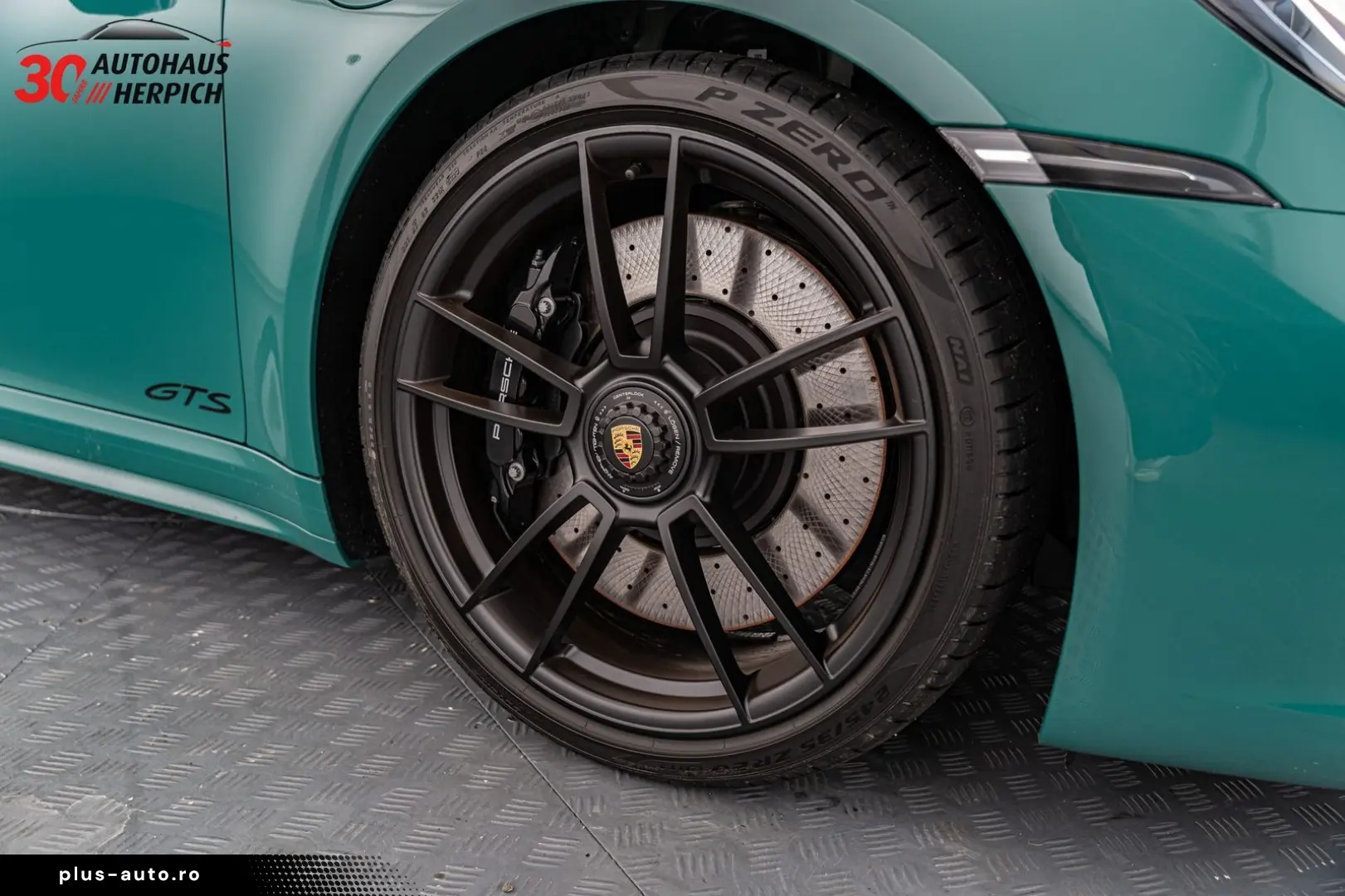 PORSCHE 992 Carrera GTS Cabriolet PTS Smyrnagreen Lift