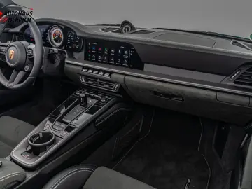 PORSCHE 992 Carrera GTS Cabriolet PTS Smyrnagreen Lift
