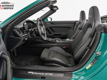 PORSCHE 992 Carrera GTS Cabriolet PTS Smyrnagreen Lift