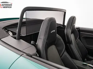 PORSCHE 992 Carrera GTS Cabriolet PTS Smyrnagreen Lift
