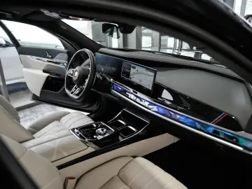 BMW 740d xDrive M SPORT PRO Sky-Lou. Autotür. FOND