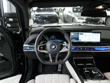 BMW 740d xDrive M SPORT PRO Sky-Lou. Autotür. FOND