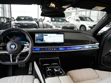 BMW 740d xDrive M SPORT PRO Sky-Lou. Autotür. FOND