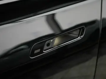 BMW 740d xDrive M SPORT PRO Sky-Lou. Autotür. FOND