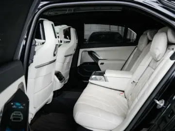 BMW 740d xDrive M SPORT PRO Sky-Lou. Autotür. FOND