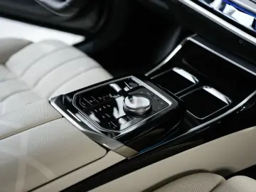 BMW 740d xDrive M SPORT PRO Sky-Lou. Autotür. FOND