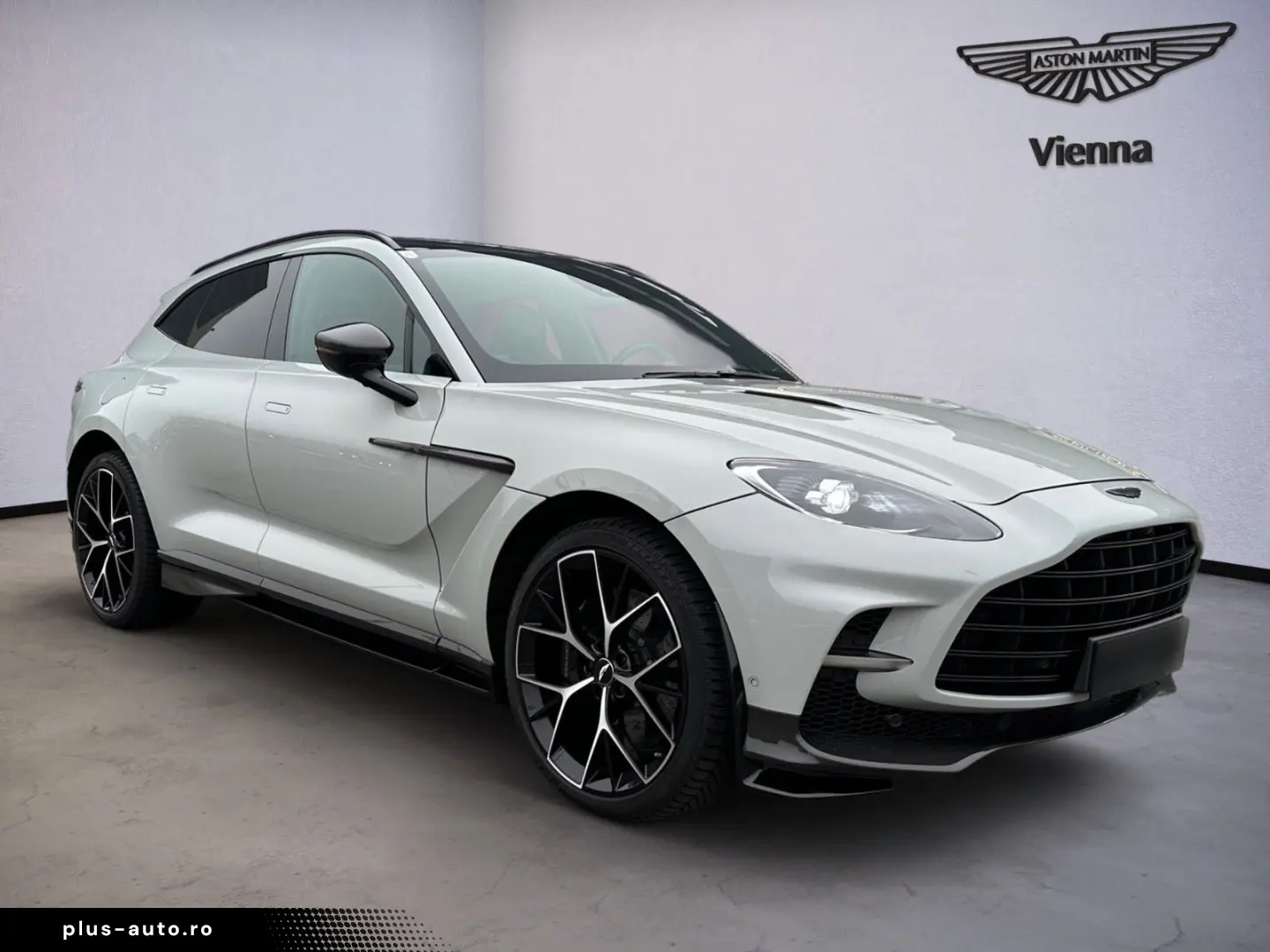 ASTON MARTIN DBX707 Facelift   Full Carbon Fibre   B&W