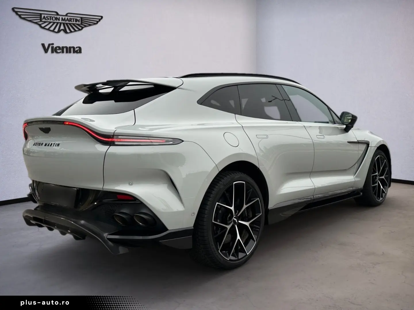ASTON MARTIN DBX707 Facelift   Full Carbon Fibre   B&W