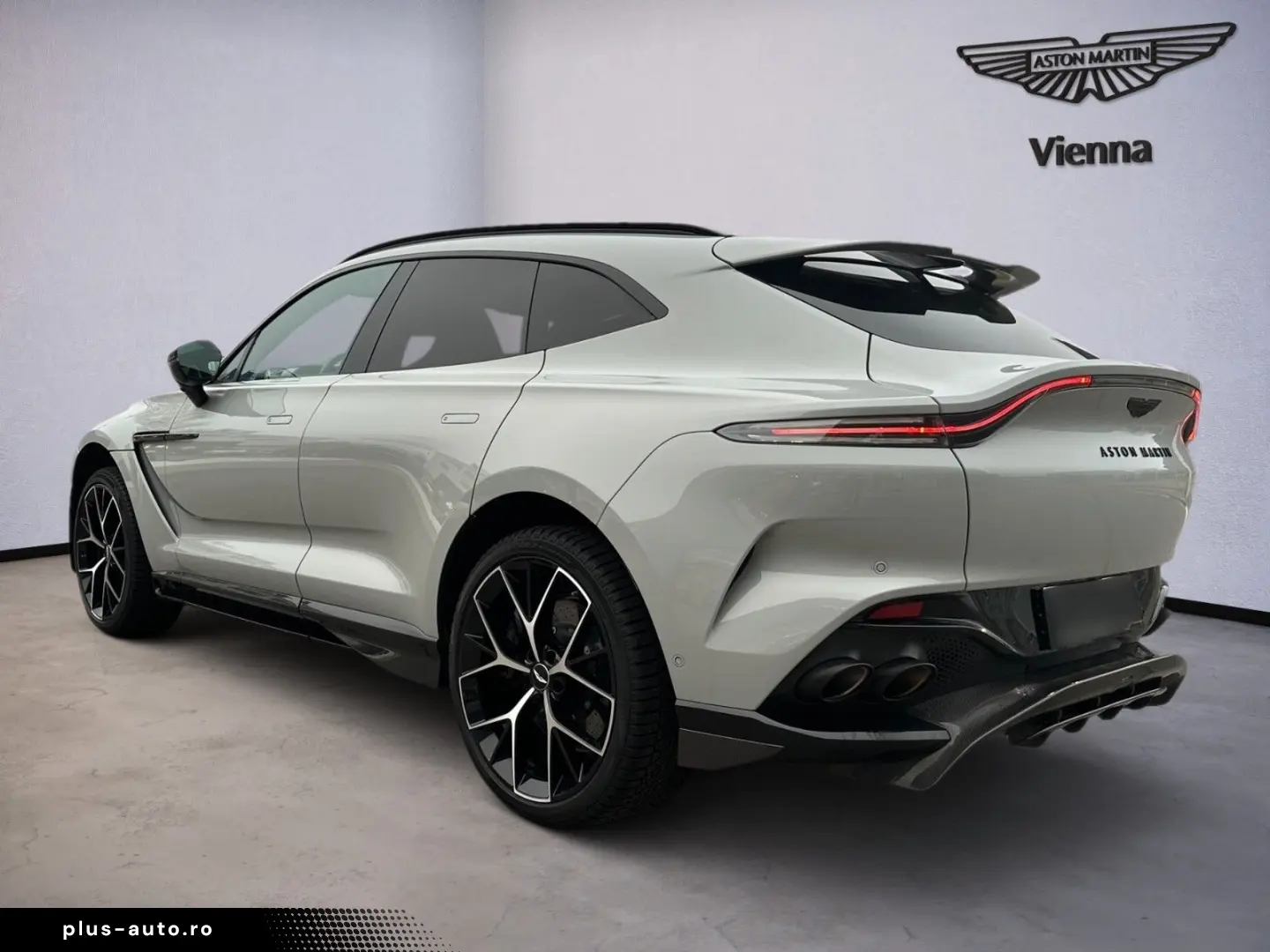 ASTON MARTIN DBX707 Facelift   Full Carbon Fibre   B&W