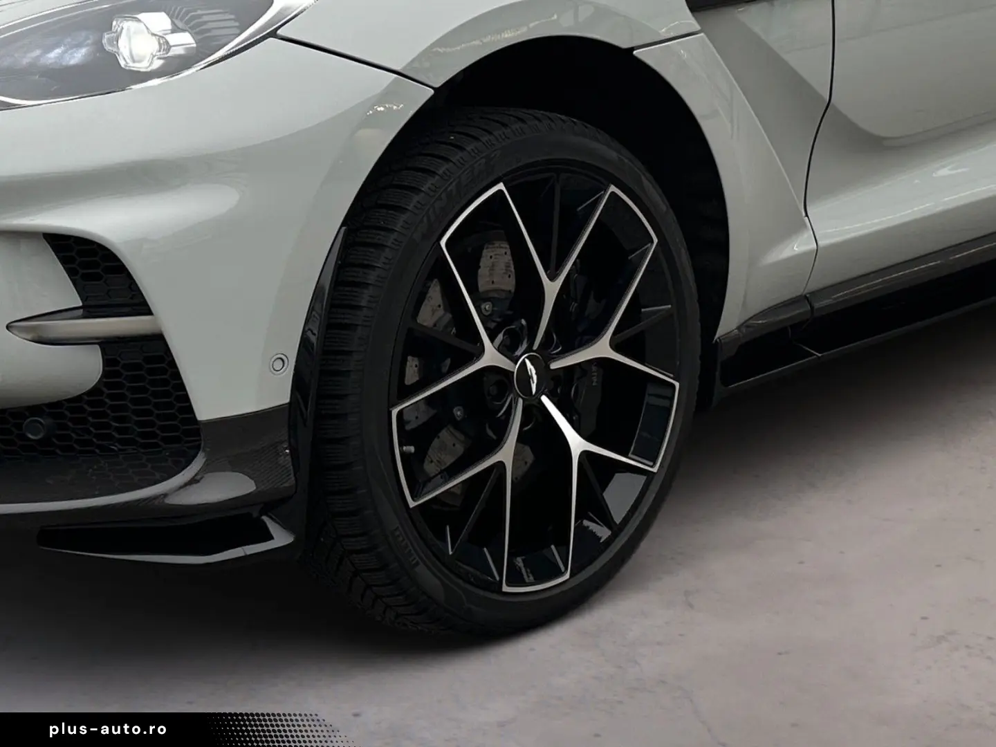 ASTON MARTIN DBX707 Facelift   Full Carbon Fibre   B&W