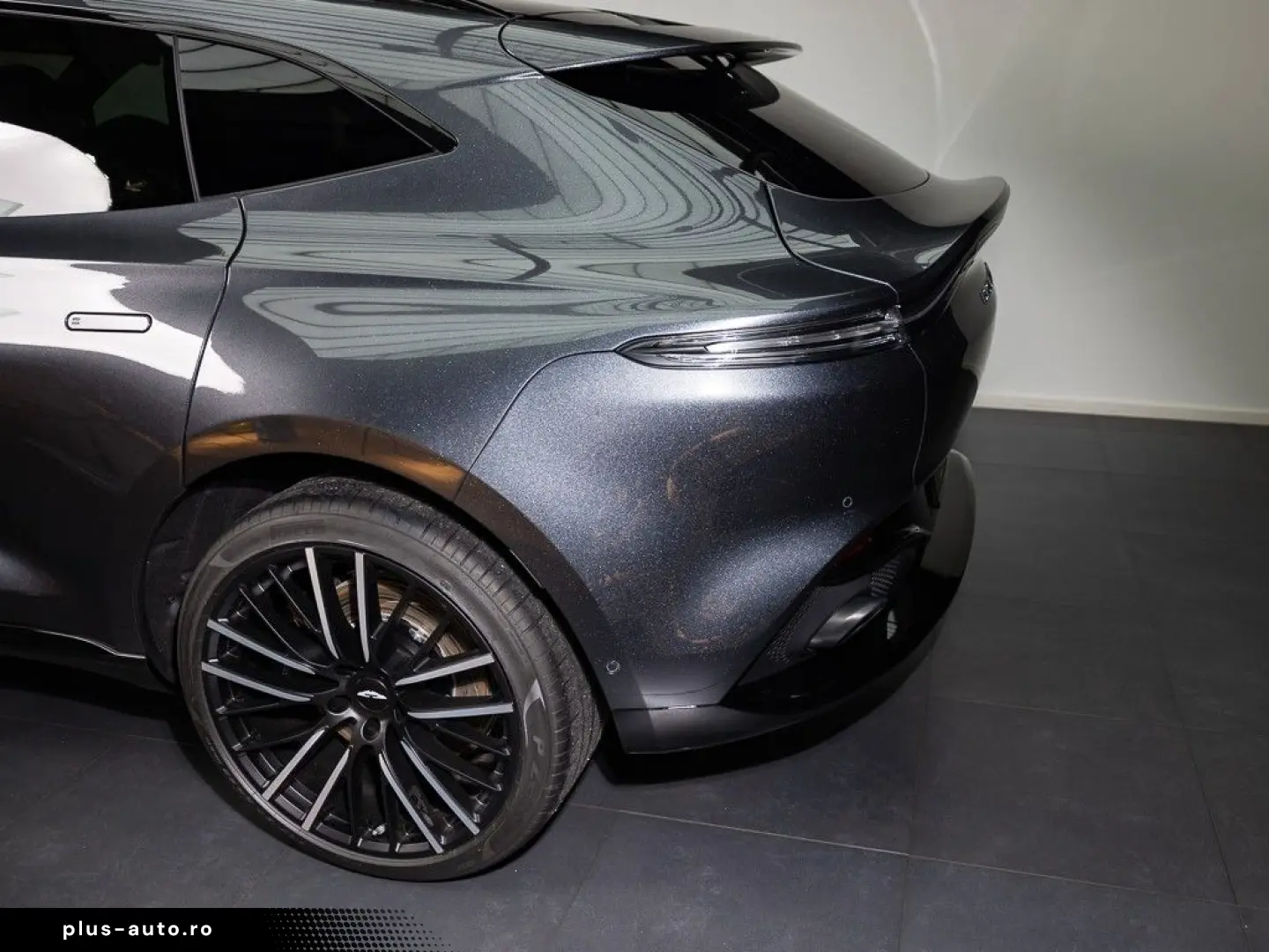 ASTON MARTIN DBX - Xenon Grey - 23 Zoll - Standheizung
