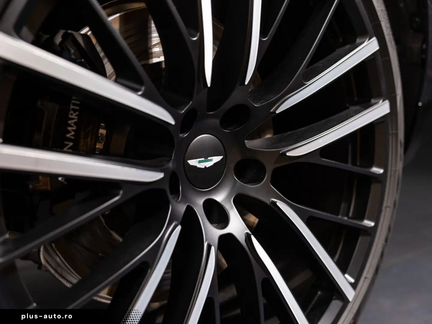 ASTON MARTIN DBX - Xenon Grey - 23 Zoll - Standheizung