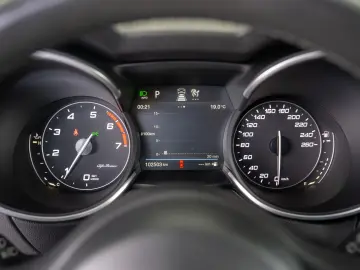 Alfa Romeo Stelvio B-Tech Q4 2 0 Turbo Automatik 280Cp