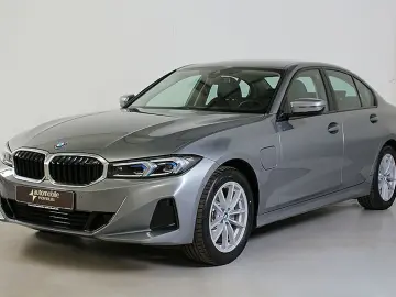 BMW 330e LED Widescreen HiFi Kamera HuD Sportsitze