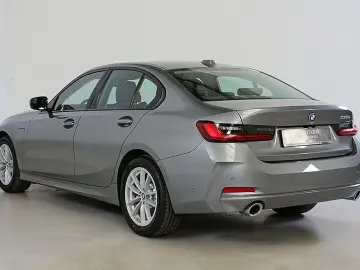 BMW 330e LED Widescreen HiFi Kamera HuD Sportsitze