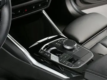 BMW 330e LED Widescreen HiFi Kamera HuD Sportsitze