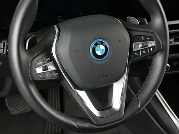 BMW 330e LED Widescreen HiFi Kamera HuD Sportsitze