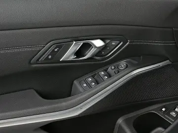 BMW 330e LED Widescreen HiFi Kamera HuD Sportsitze