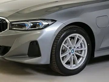 BMW 330e LED Widescreen HiFi Kamera HuD Sportsitze