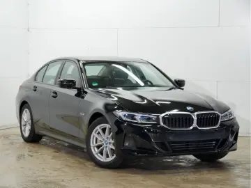 BMW 330e M Shadow HUD eSitze Sound Kamera Driving