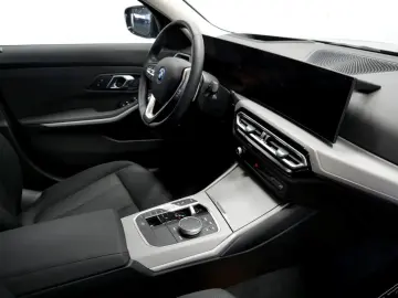 BMW 330e M Shadow HUD eSitze Sound Kamera Driving