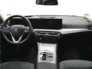 BMW 330e M Shadow HUD eSitze Sound Kamera Driving