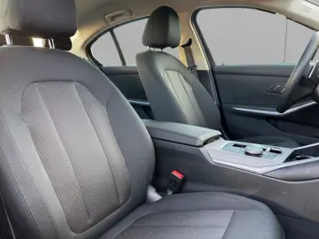 BMW 320d Lim. LED NAVI MEMORY KEYLESS PDC FSE 17