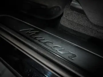 PORSCHE Macan CHRONO 18-WEGE LUFTFEDER PDK PANO BOSE R20