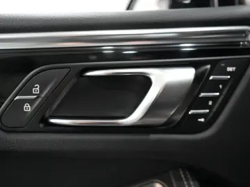 PORSCHE Macan CHRONO 18-WEGE LUFTFEDER PDK PANO BOSE R20