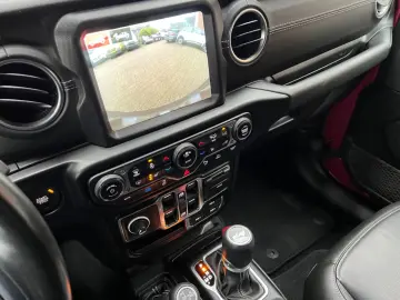 JEEP Wrangler Unlimited Sahara Plug-In Sky One Touch