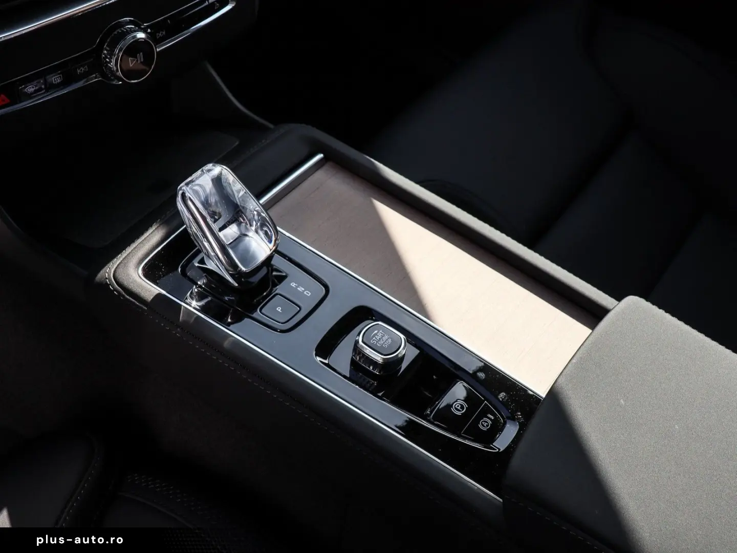 VOLVO XC90 T8 Recharge AWD Ultra Dark