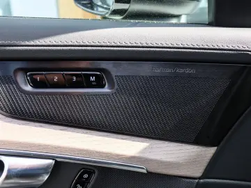 VOLVO XC90 T8 Recharge AWD Ultra Dark