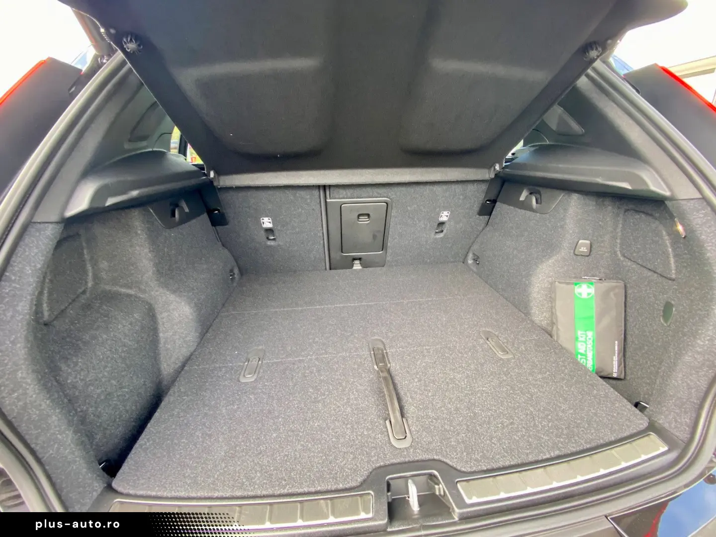 VOLVO XC40 B3 7-Gang Plus Bright