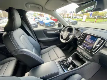 VOLVO XC40 B3 7-Gang Plus Bright