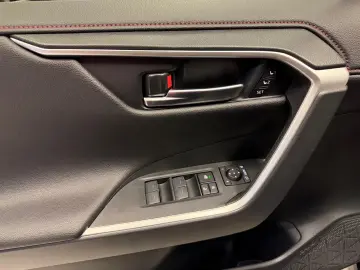 Toyota RAV 4 STYLE 4x4 PLUG-IN