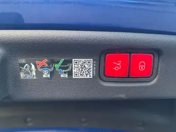 MERCEDES-BENZ C 200 4M AMG Line Head Up Dist PDC Kam Memory