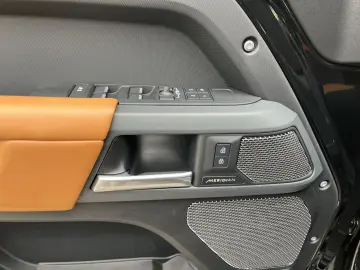 LAND ROVER Defender 110 X-Dynamic HSE PanD AHK 22Zoll Black