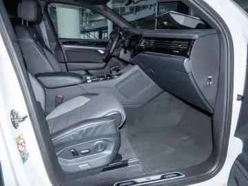 VW Touareg 3.0 V6 TDI R-Line 4M Black Pano Standhzg