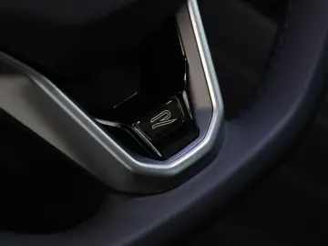 VW Tiguan 2.0 TSI DSG 4M R-Line IQ Pano Nav ACC 360