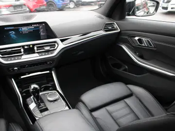 BMW 3 Touring 330 e Sport Line M P NAVI KAM 1 HAND