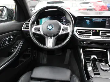 BMW 3 Touring 330 e Sport Line M P NAVI KAM 1 HAND